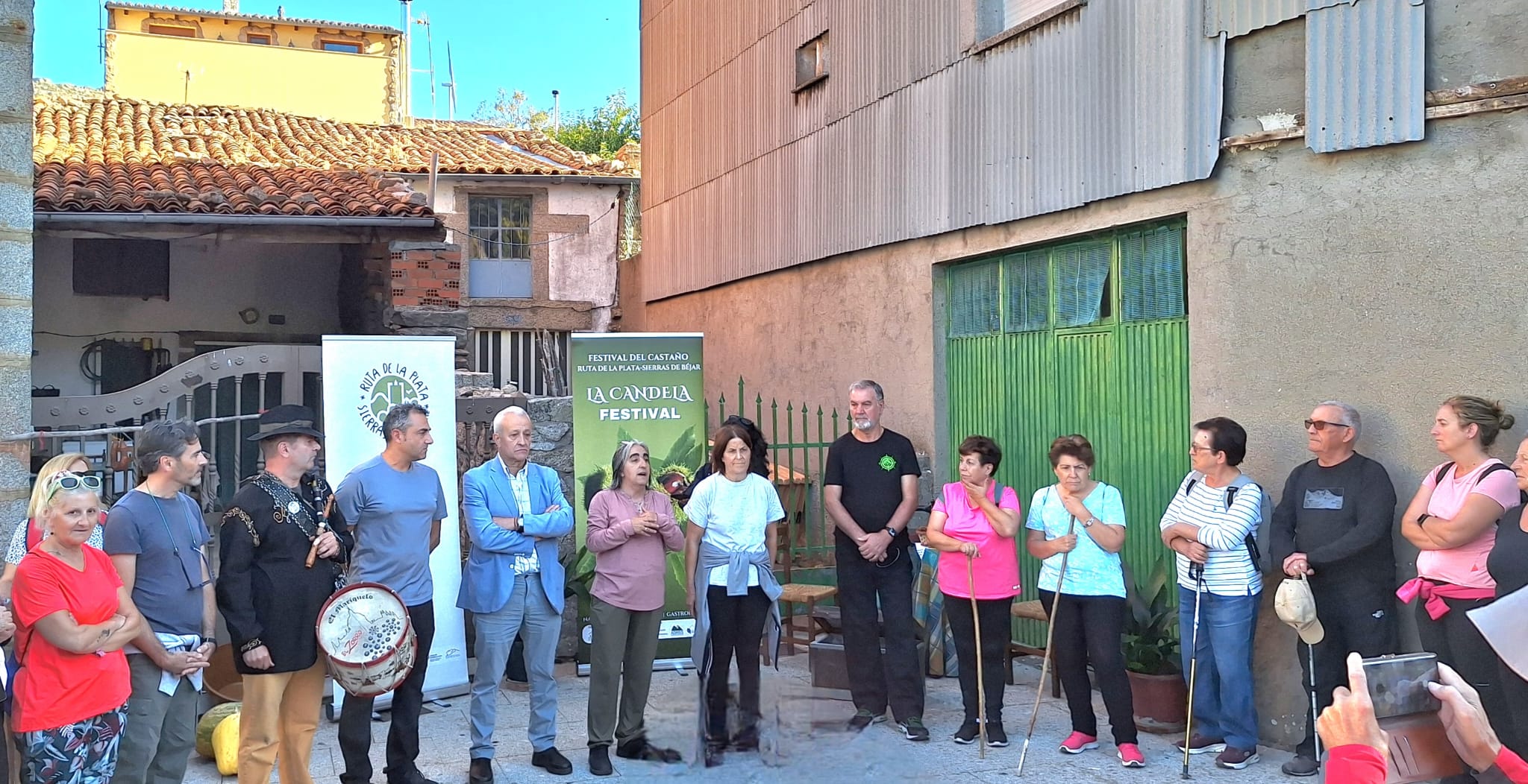 Fresnedoso decora las calles con útiles tradicionales y recorre su entorno natural