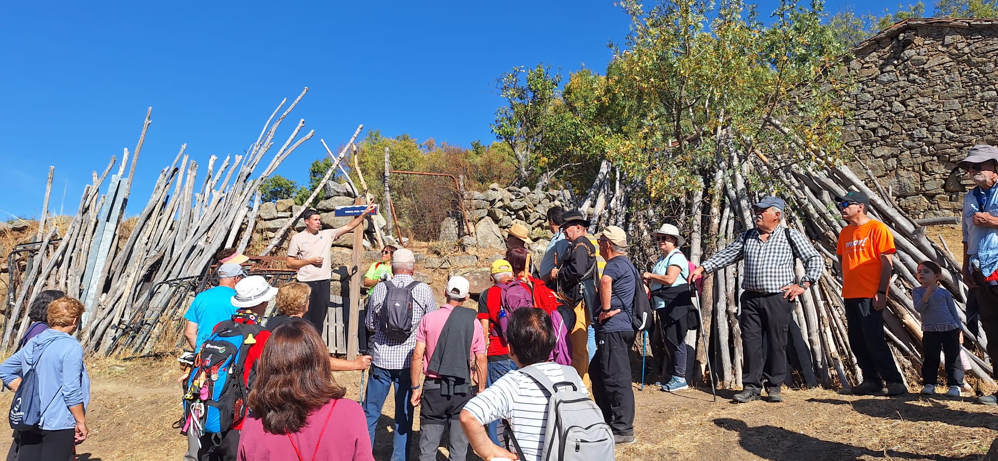 Fresnedoso decora las calles con útiles tradicionales y recorre su entorno natural