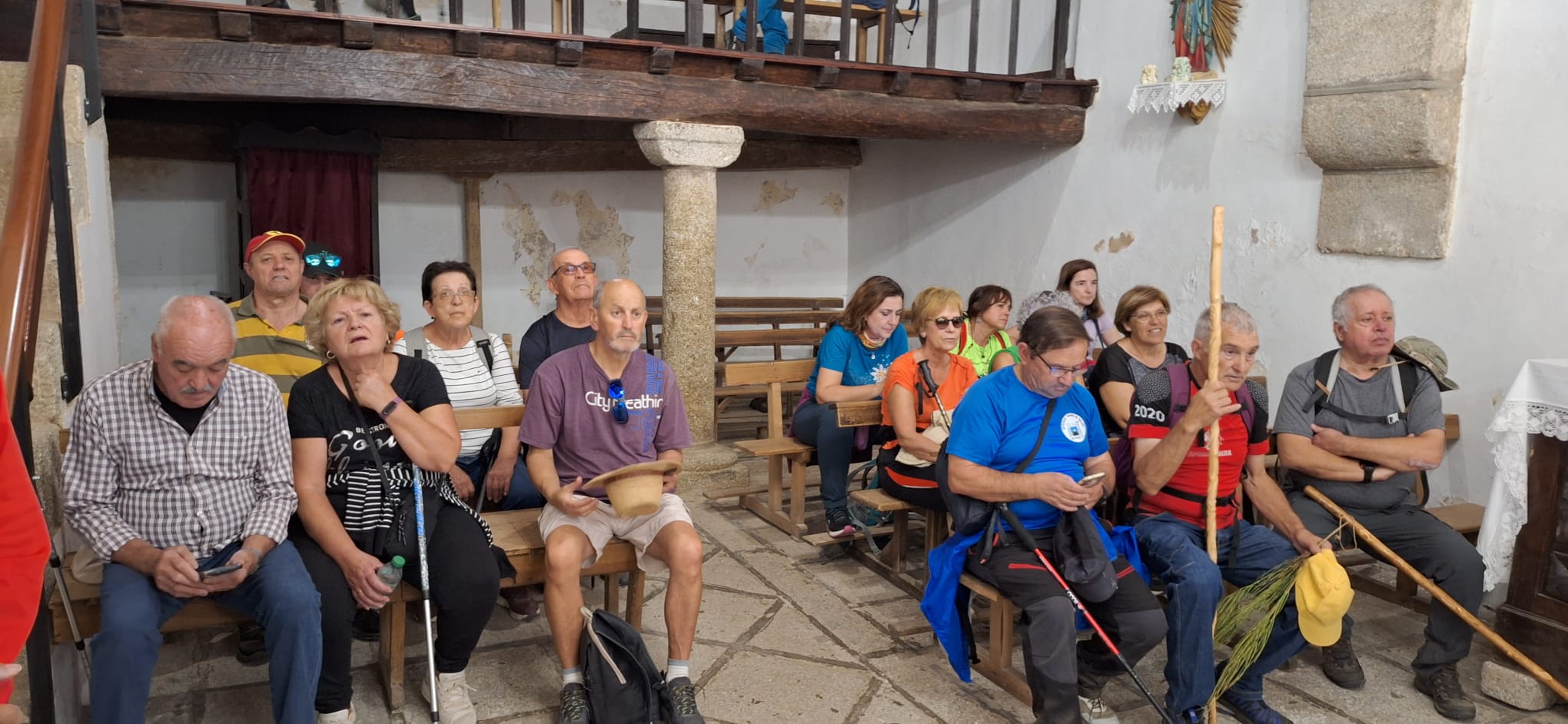 Fresnedoso decora las calles con útiles tradicionales y recorre su entorno natural