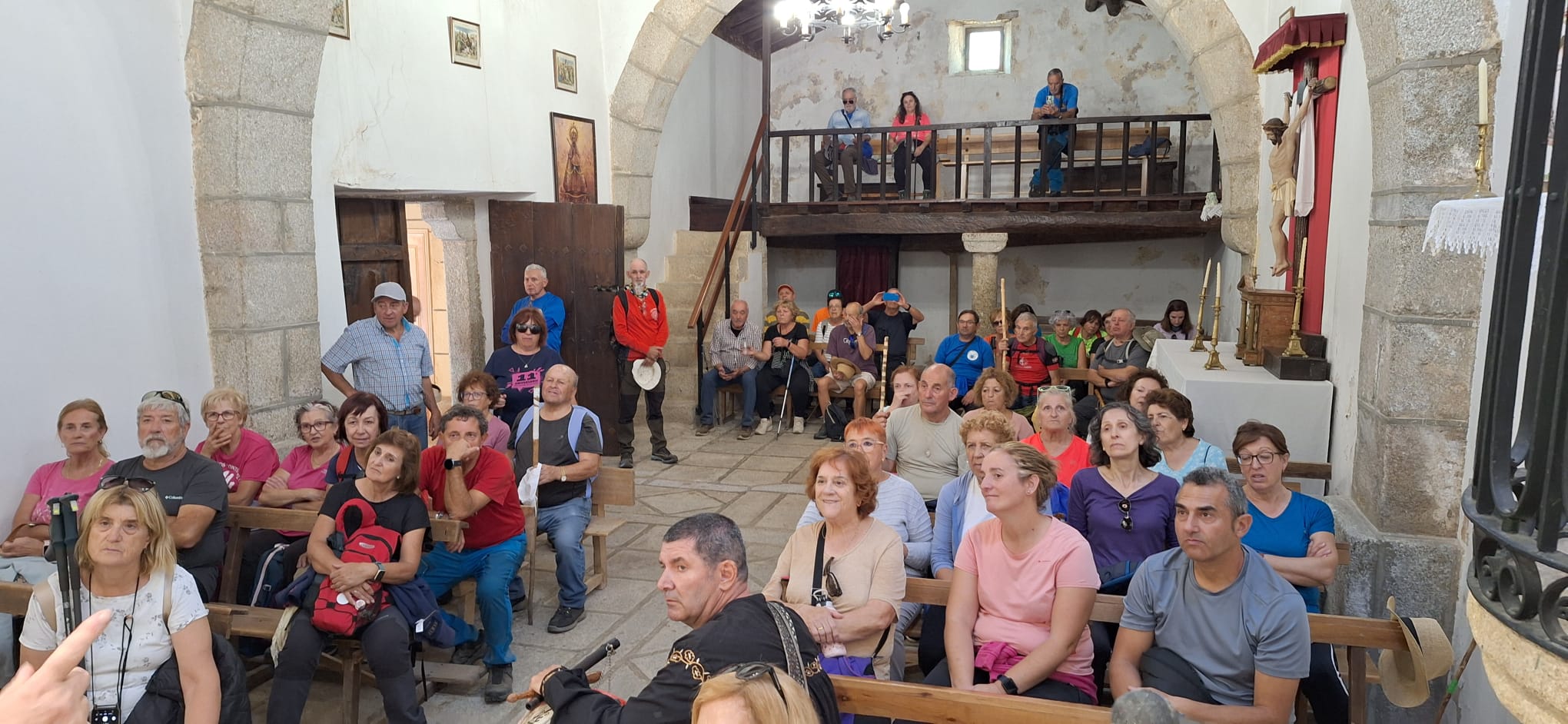 Fresnedoso decora las calles con útiles tradicionales y recorre su entorno natural