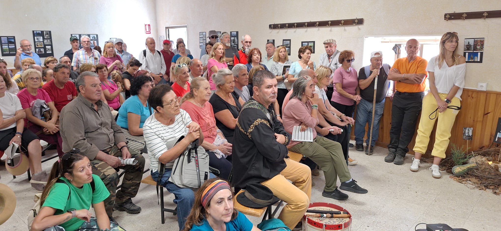 Fresnedoso decora las calles con útiles tradicionales y recorre su entorno natural