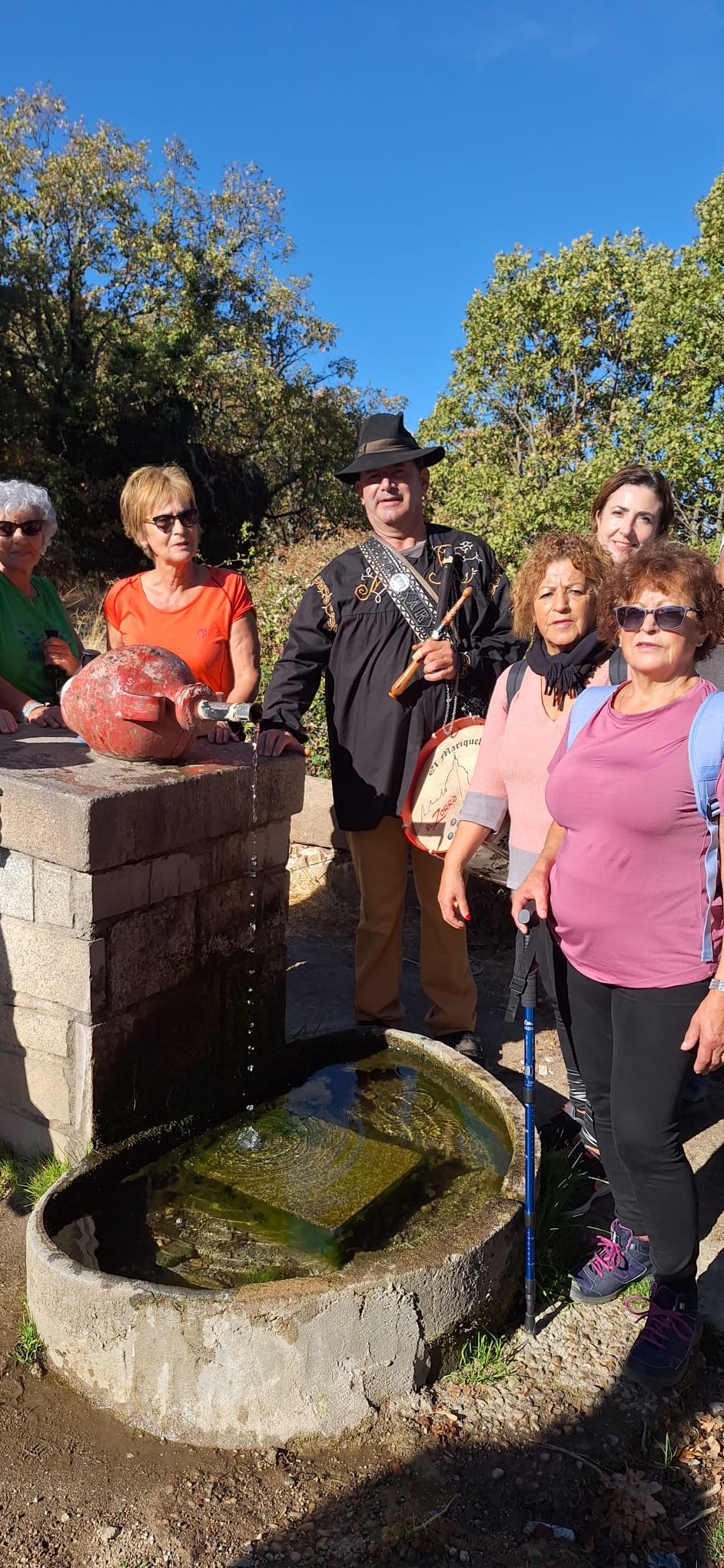 Fresnedoso decora las calles con útiles tradicionales y recorre su entorno natural