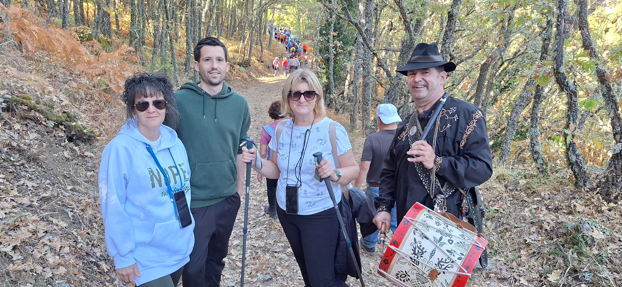 Fresnedoso decora las calles con útiles tradicionales y recorre su entorno natural