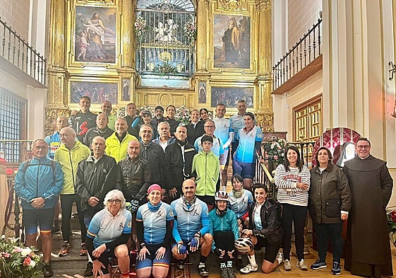 Peregrinos, en la basílica de la Anunciación en Alba de Tormes.