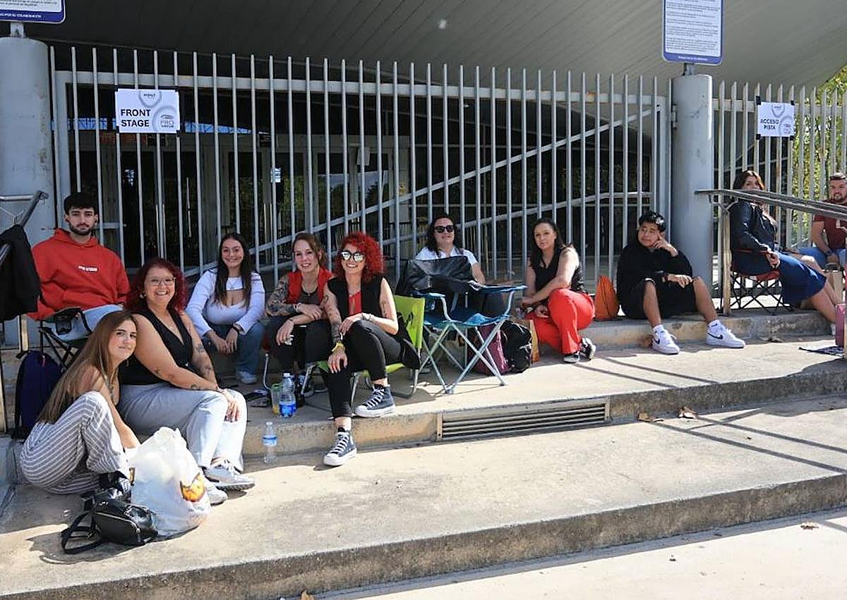 Imagen secundaria 1 - Furor por Turizo: «Llevo desde las 6 de la mañana»