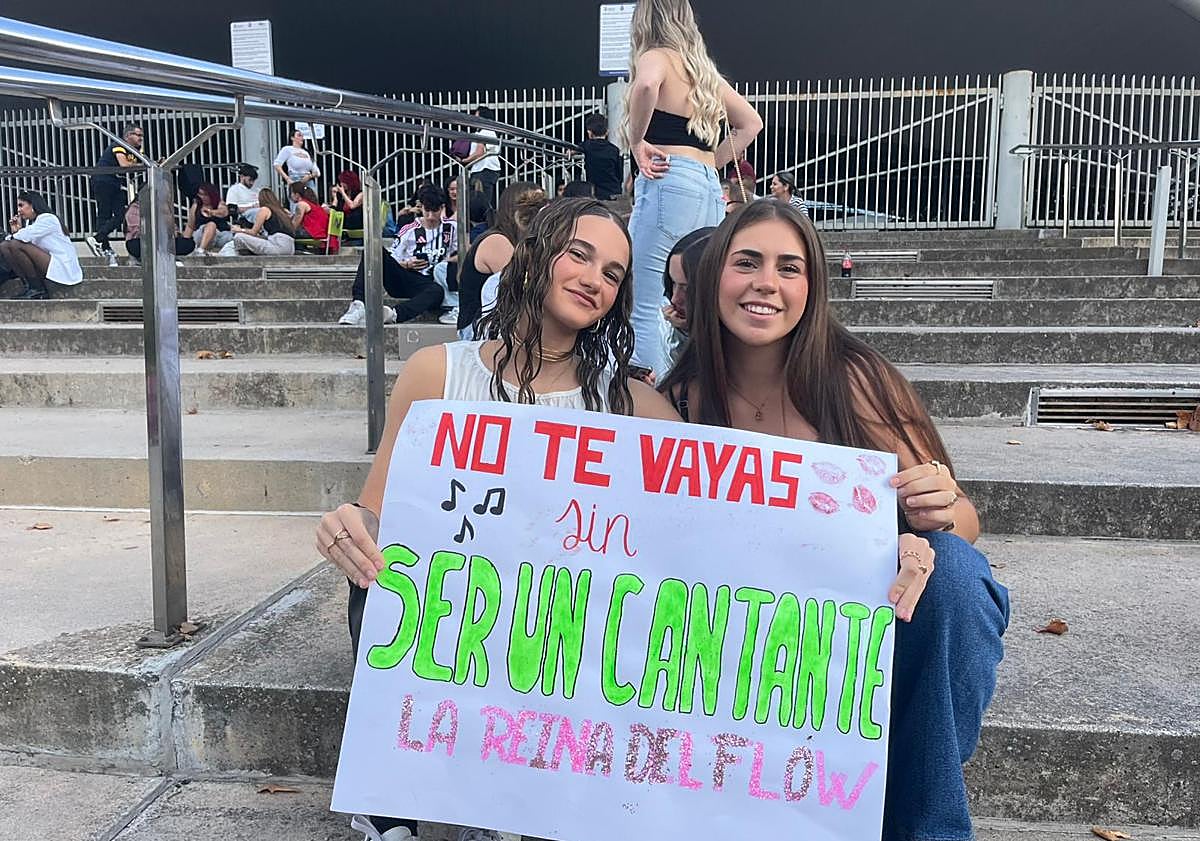 Imagen principal - Furor por Turizo: «Llevo desde las 6 de la mañana»