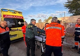 Agentes de la Guardia Civil y miembros de Protección Civil, junto a la desaparecida.