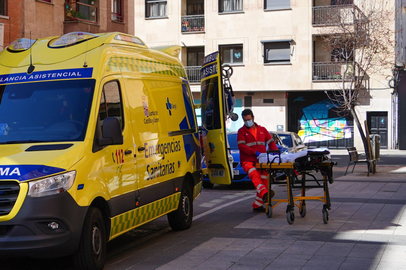 Una ambulancia de soporte vital básico, estacionada en una calle de la capital.