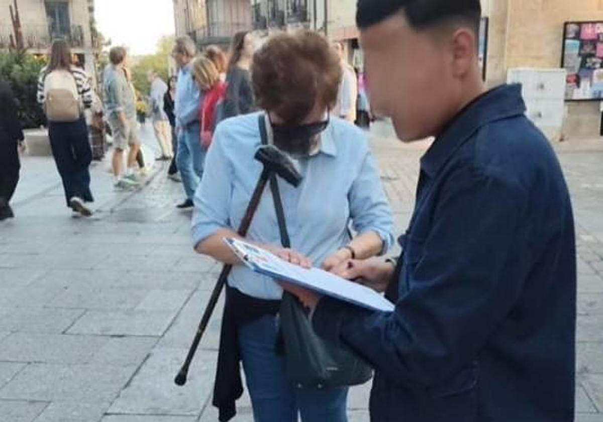 A la derecha, uno de los falsos recaudadores que ha recorrido las calles del centro en los últimos días.