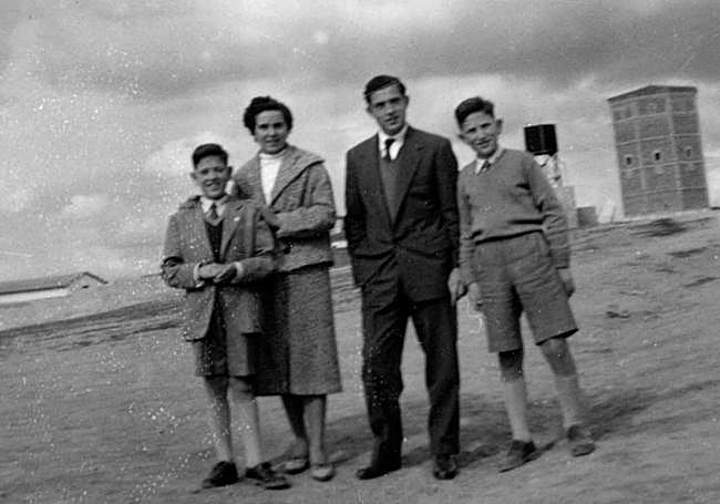 Una familia posa en el teso de la Chinchibarra, con el depósito al fondo.