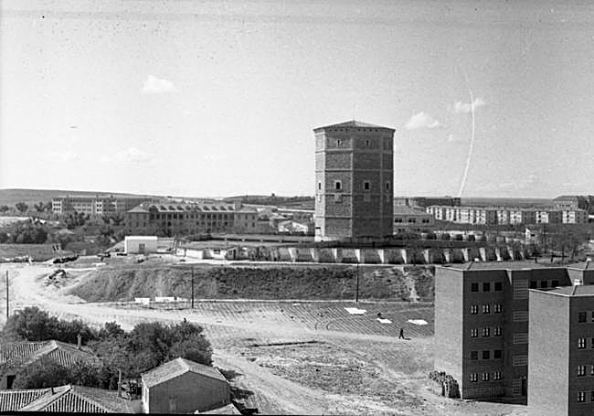 El teso de la Chinchibarra, con el depósito aún sin cubrir, visto desde uno de los primeros edificios de la avenida de Federico Anaya.