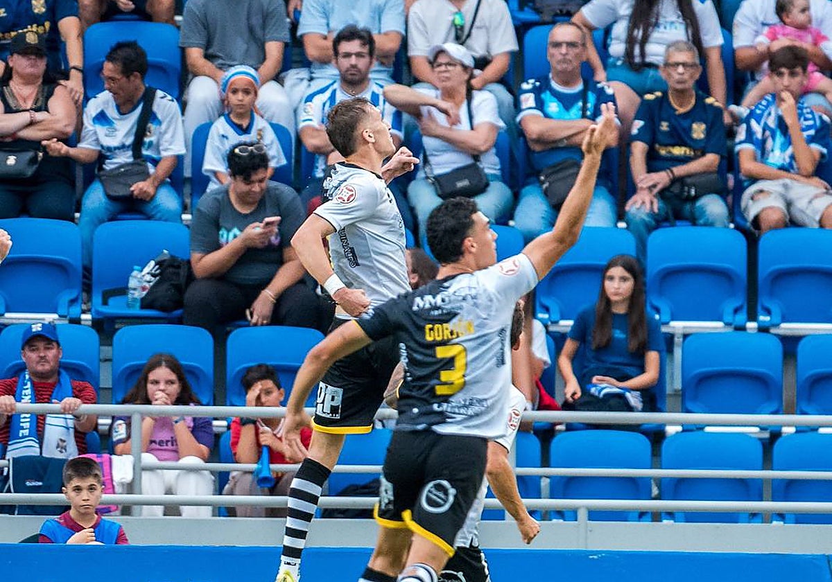 Pere Marco celebra la diana que abría el marcador ante el Tenerife.