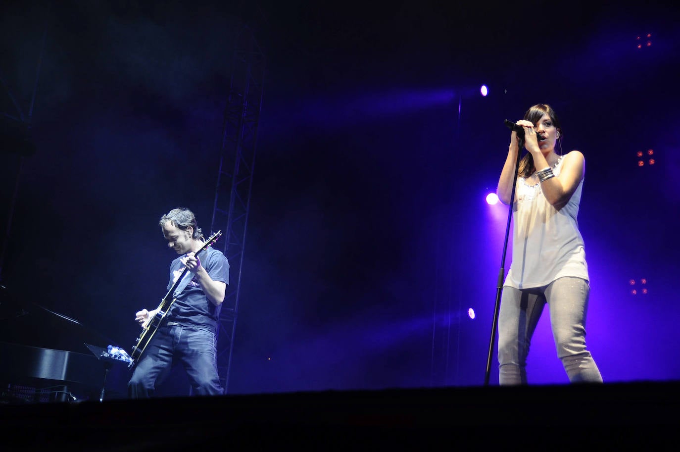 Con Leire Martínez como vocalista, la primera actuación en Salamanca tiene lugar en junio de 2009 en el Multiusos. Todo un éxito.