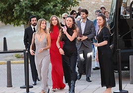 Los asistentes a la preboda de Stella del Carmen Banderas y Alex Gruszynski llegan al lugar de la celebración.