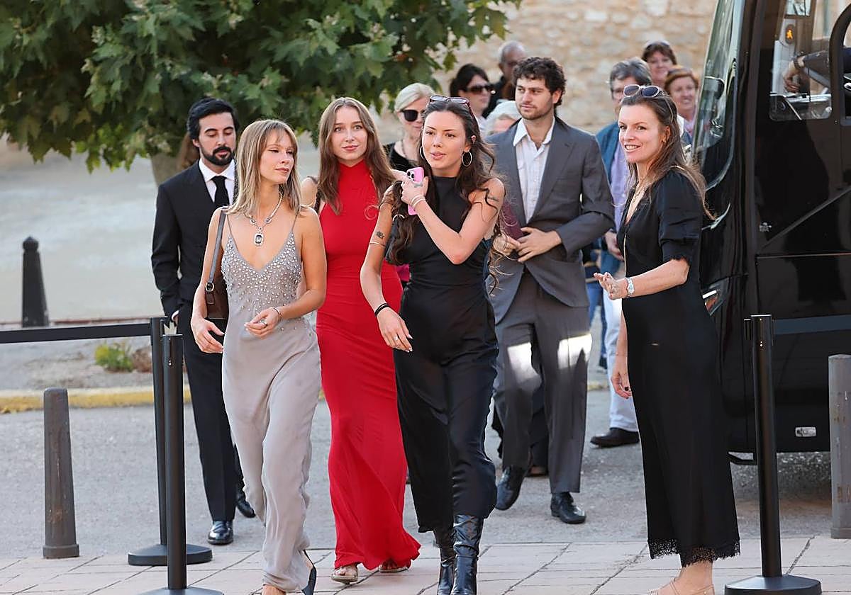 Los asistentes a la preboda de Stella del Carmen Banderas y Alex Gruszynski llegan al lugar de la celebración.
