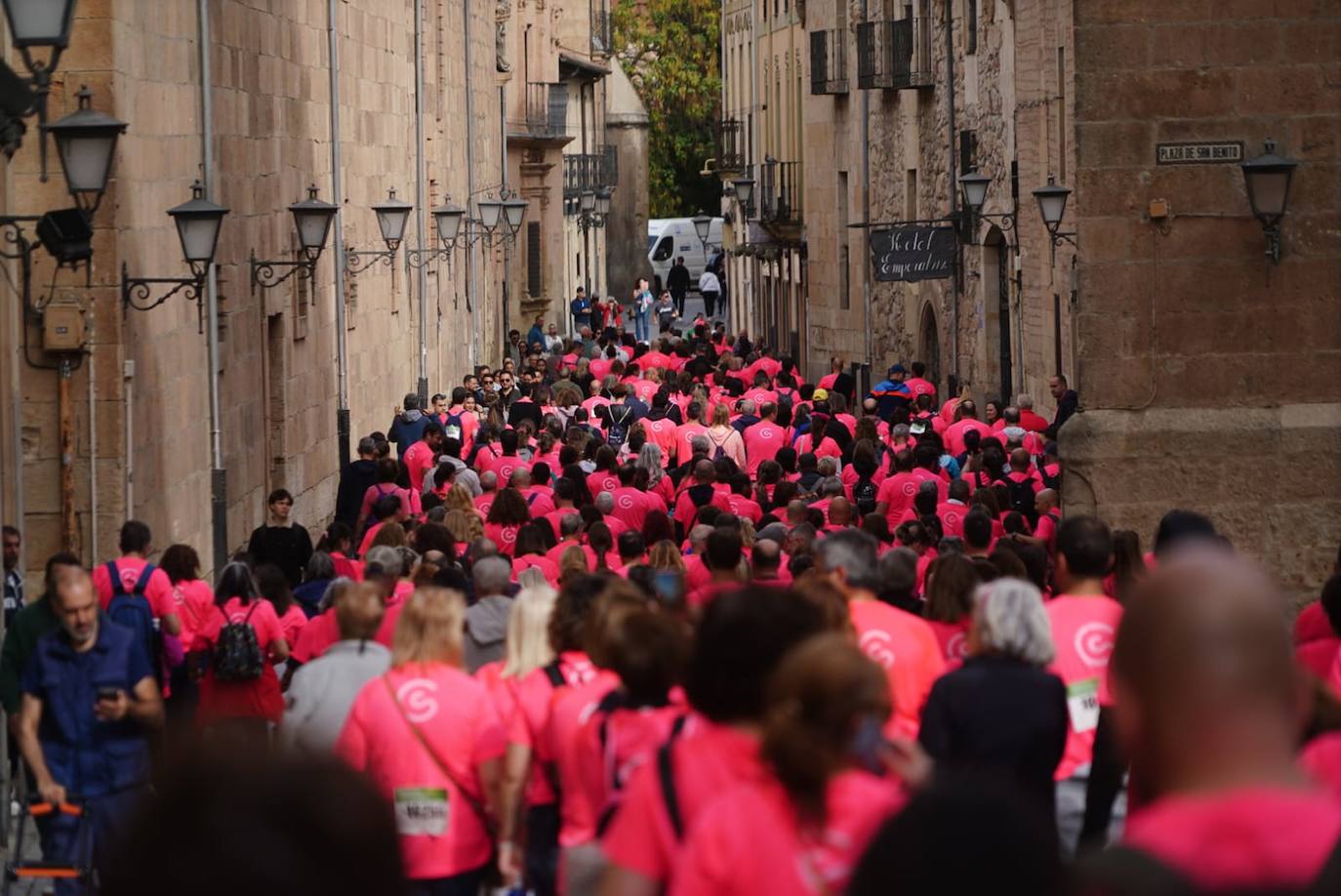 Salamanca &#039;se tiñe&#039; de rosa por el cáncer