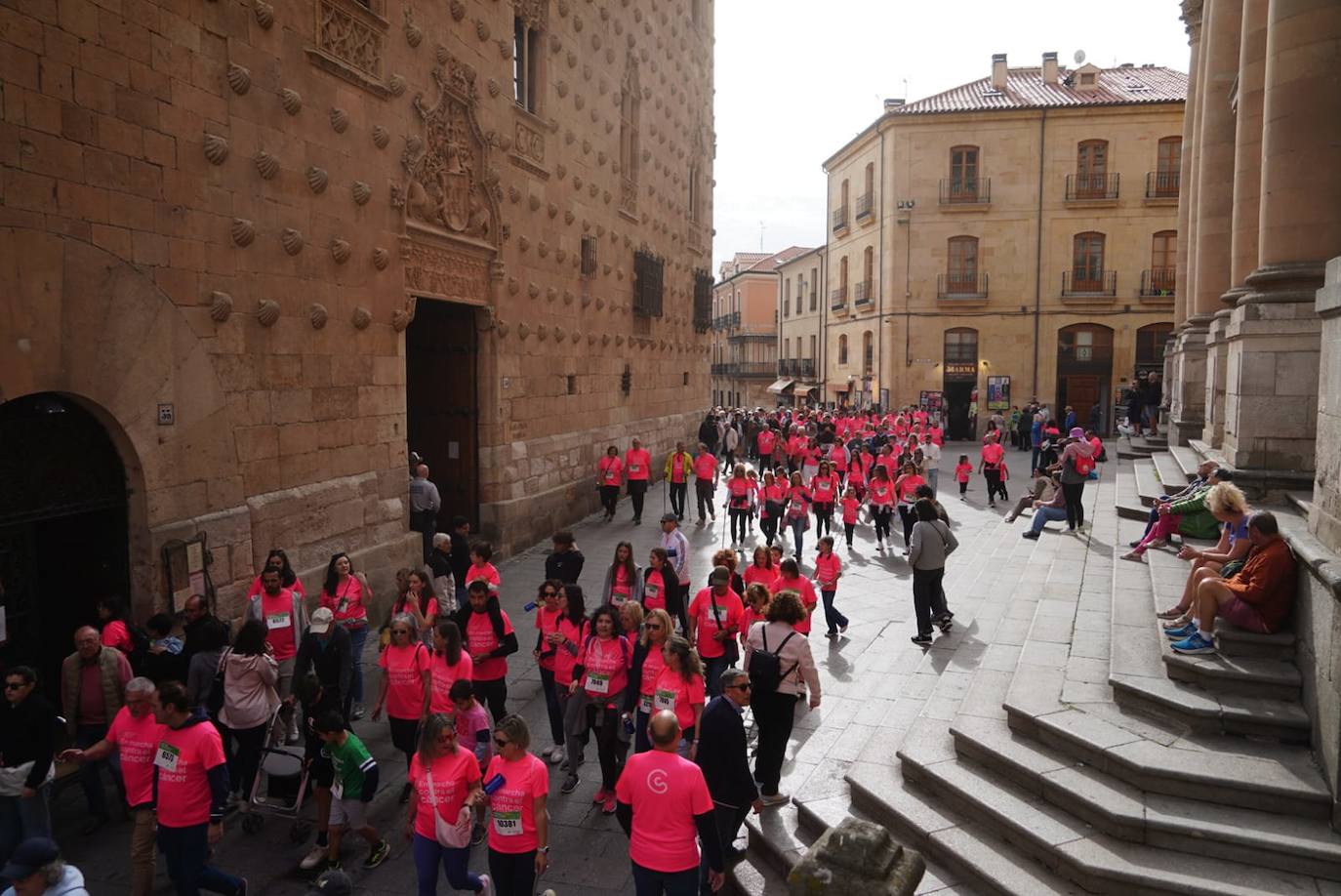 Salamanca &#039;se tiñe&#039; de rosa por el cáncer