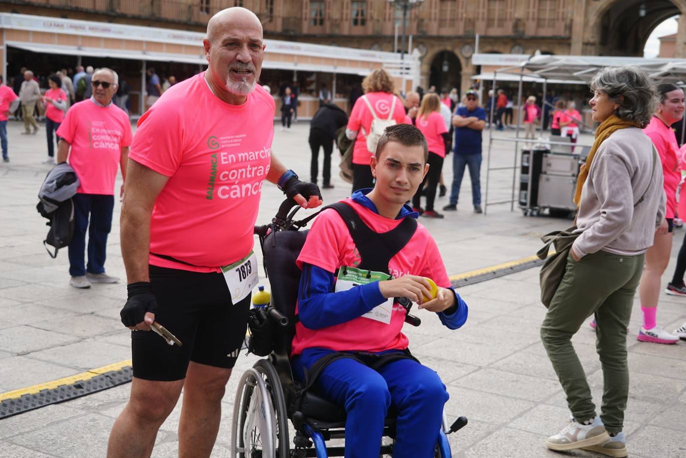 Salamanca &#039;se tiñe&#039; de rosa por el cáncer