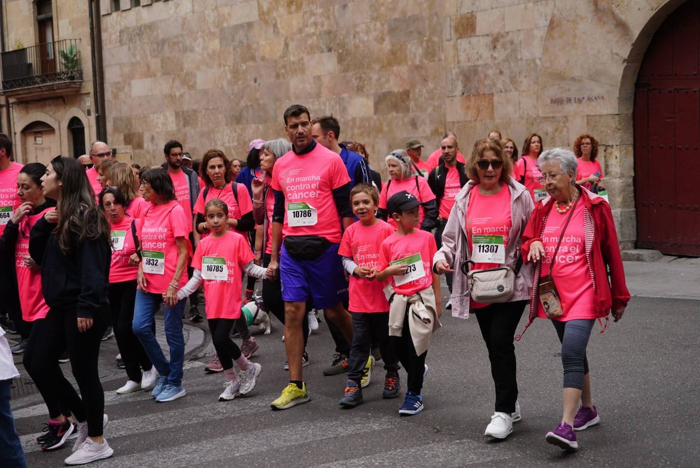 Salamanca &#039;se tiñe&#039; de rosa por el cáncer