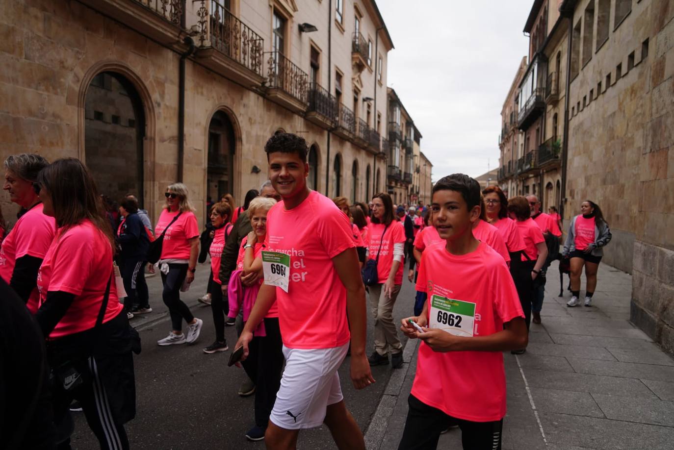 Salamanca &#039;se tiñe&#039; de rosa por el cáncer