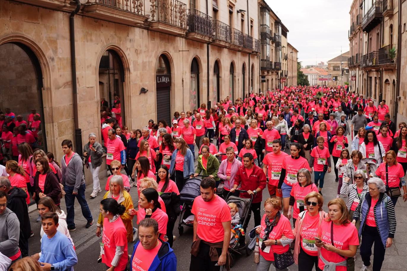 Salamanca &#039;se tiñe&#039; de rosa por el cáncer