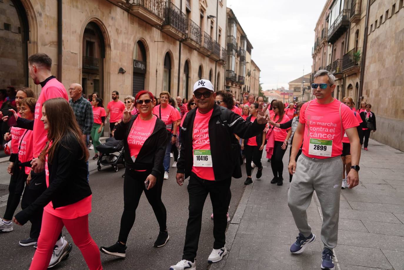 Salamanca &#039;se tiñe&#039; de rosa por el cáncer