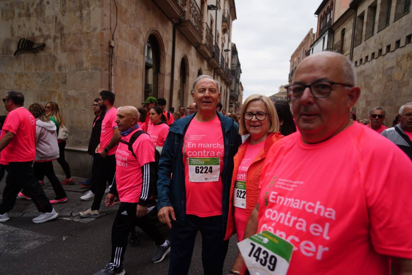 Salamanca &#039;se tiñe&#039; de rosa por el cáncer