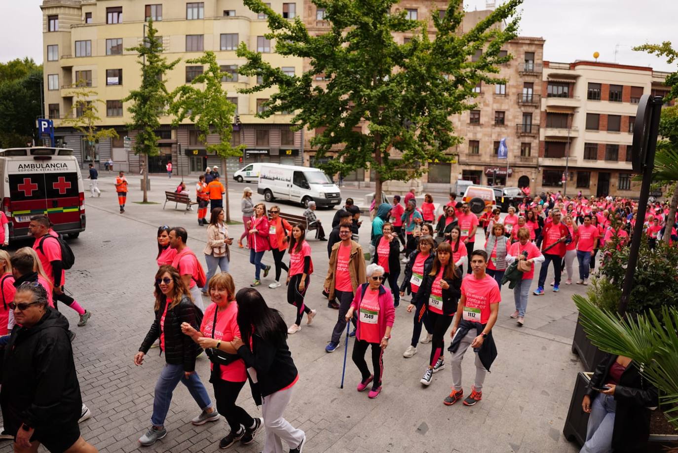 Salamanca &#039;se tiñe&#039; de rosa por el cáncer