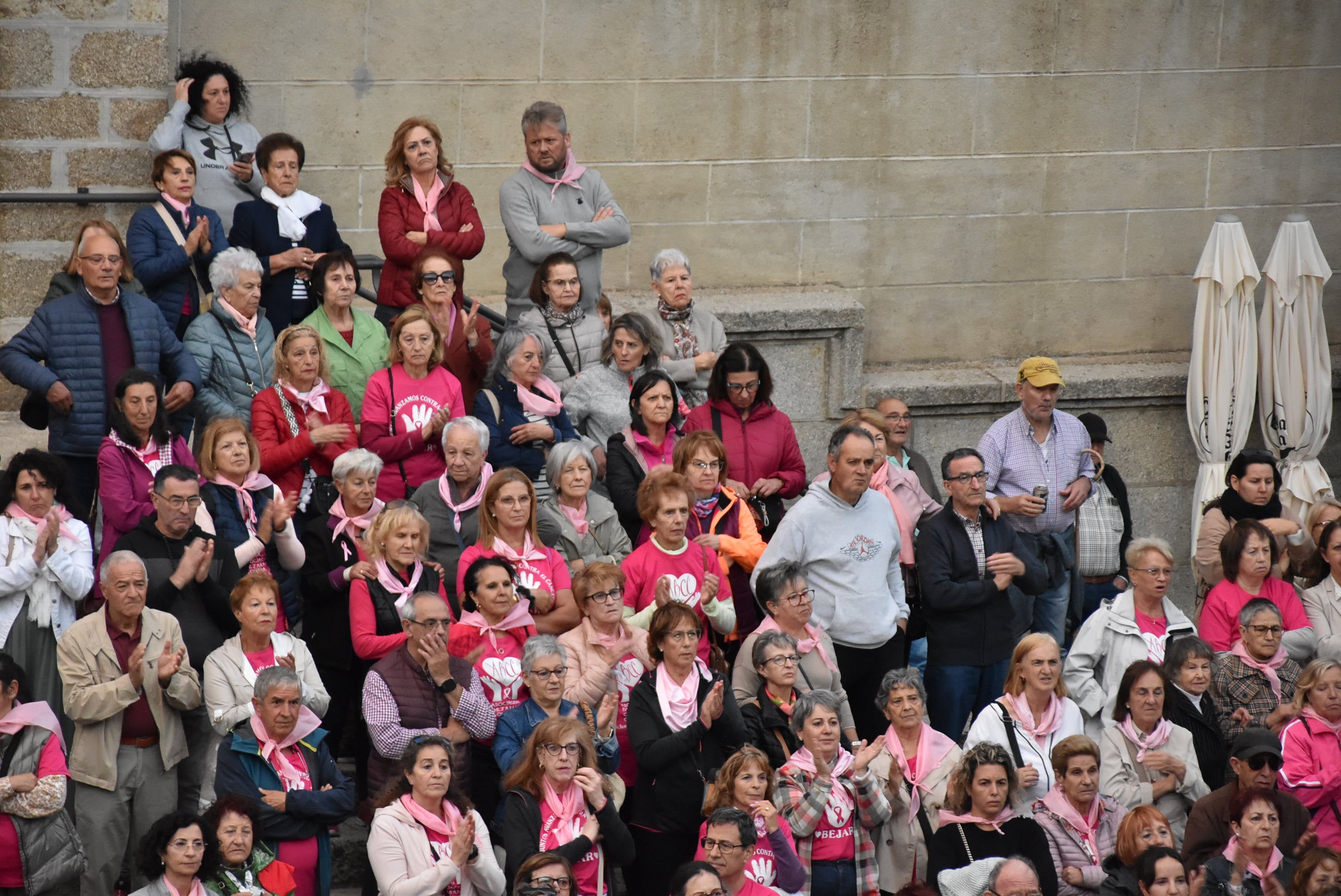 Béjar se tiñe de rosa en apoyo a la lucha contra el cáncer de mama