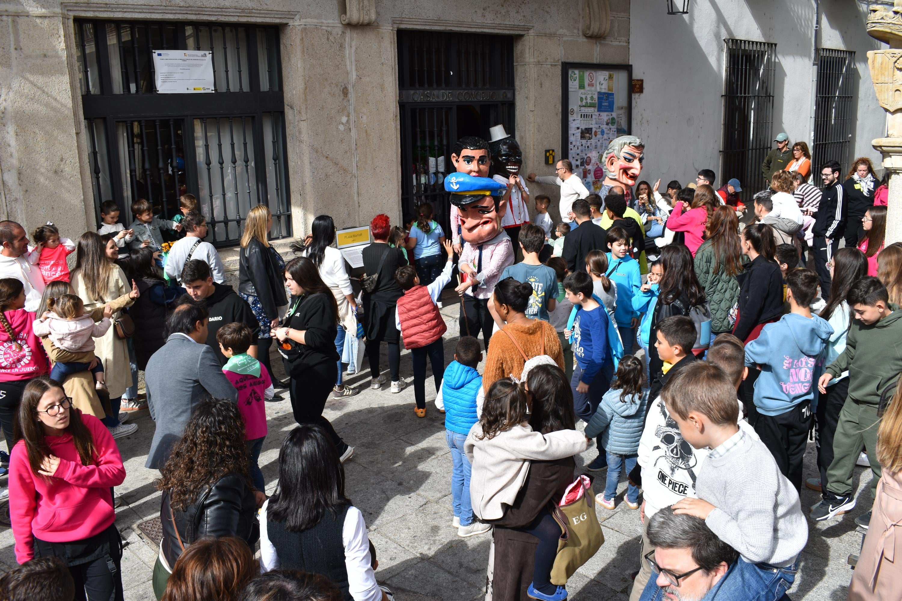 La charanga y los cabezudos alegran las calles de Alba de Tormes