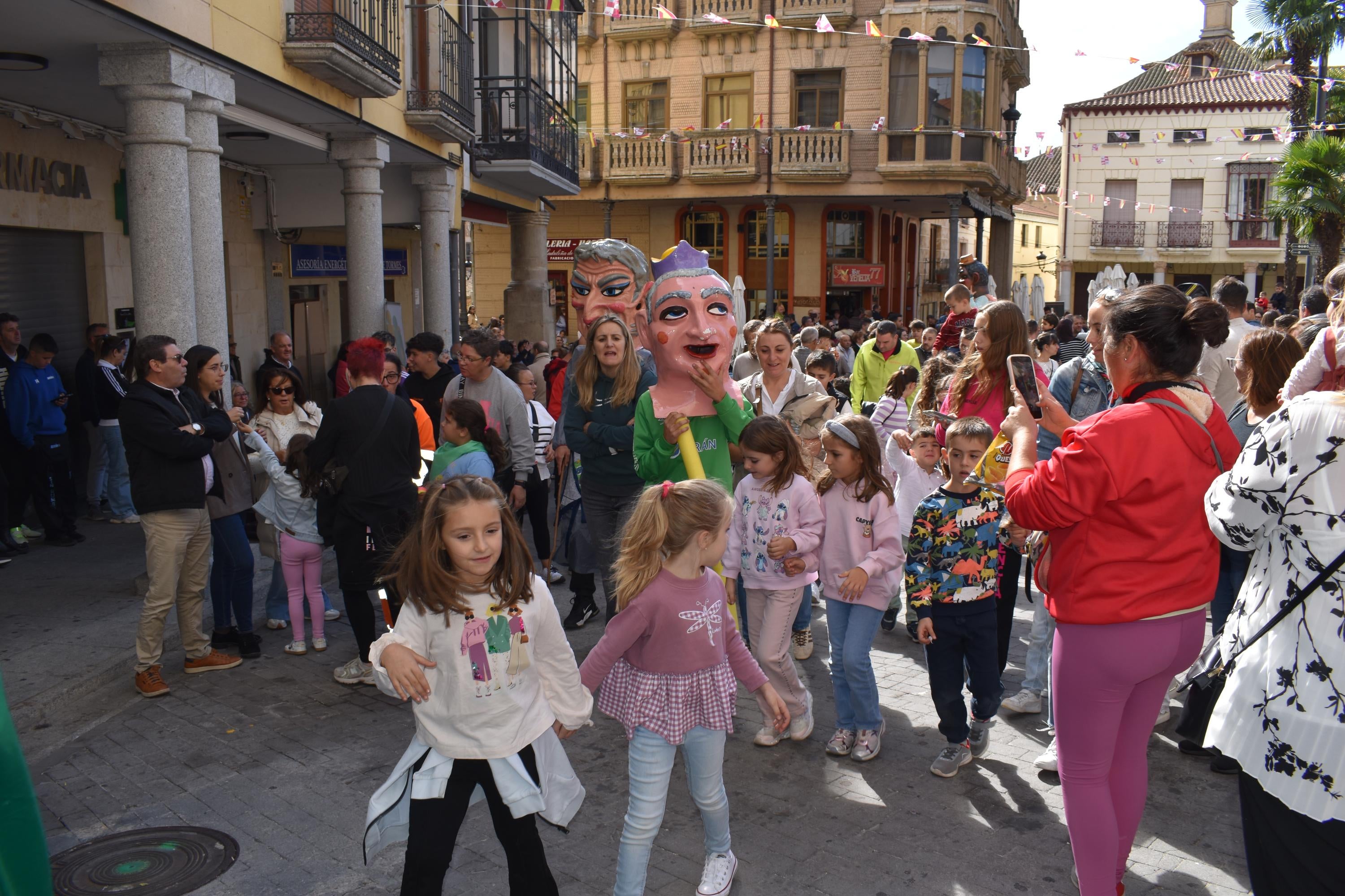 La charanga y los cabezudos alegran las calles de Alba de Tormes