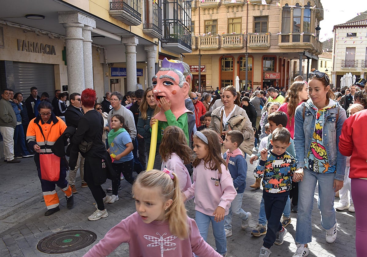 La charanga y los cabezudos alegran las calles de Alba de Tormes