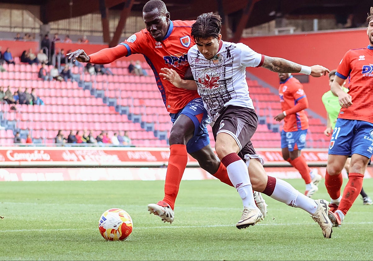 Pulpón forcejea con Moustapha.