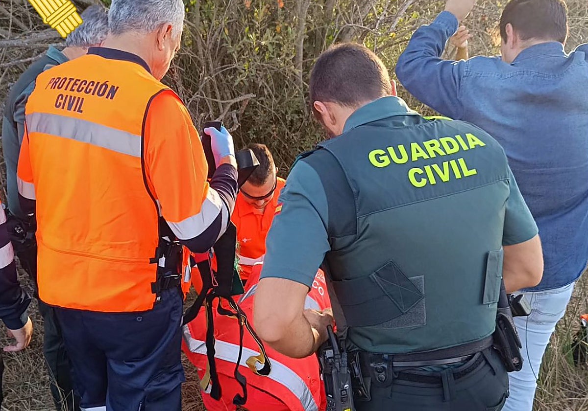 Agentes de la Guardia Civil y miembros de Protección Civil, junto a la mujer localizada con vida este sábado en Santa Marta de Tormes.