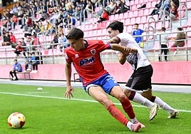 Peña, autor del segundo tanto del Numancia, forcejea con Pulpón.