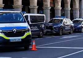 Patrullas de la Policía Local y de la Policía Nacional, en la Gran Vía.