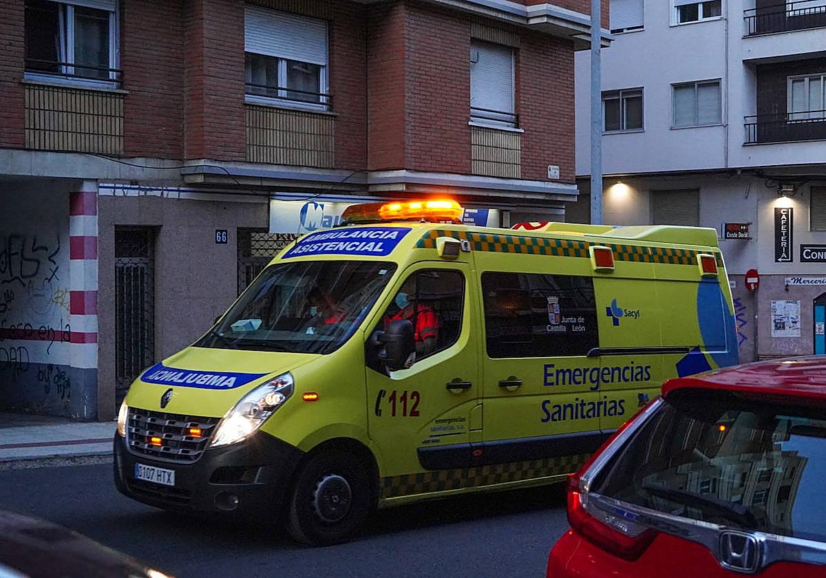 Una ambulancia, circulando por la capital.