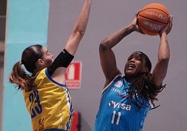 Shavonte Zellous intenta anotar en una acrobática postura defendida por Claudia Contell, la jugadora más destacada del Gran Canaria.