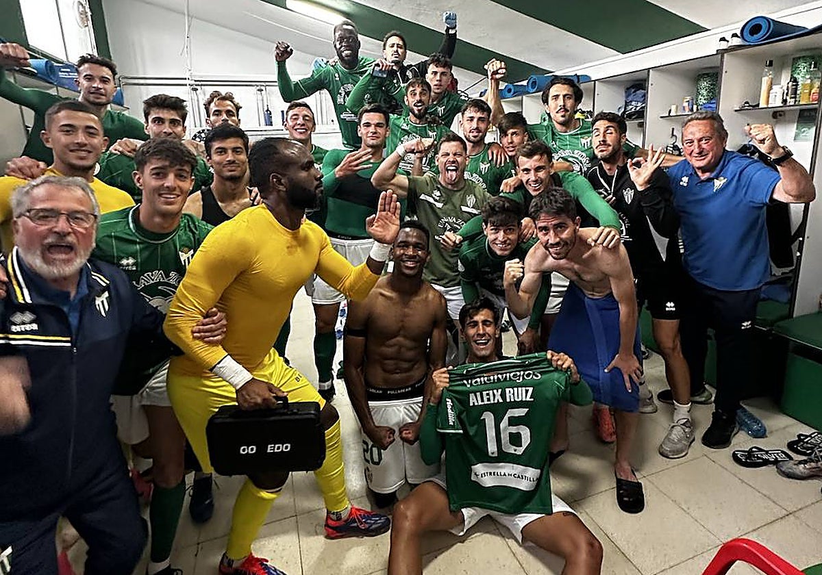 Los jugadores del CD Guijuelo, desbordantes de alegría, celebran el triunfo frente al Palencia en casa.