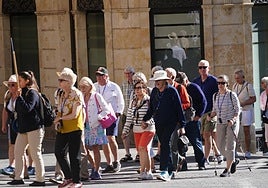 Varios turistas visitan Salamanca.