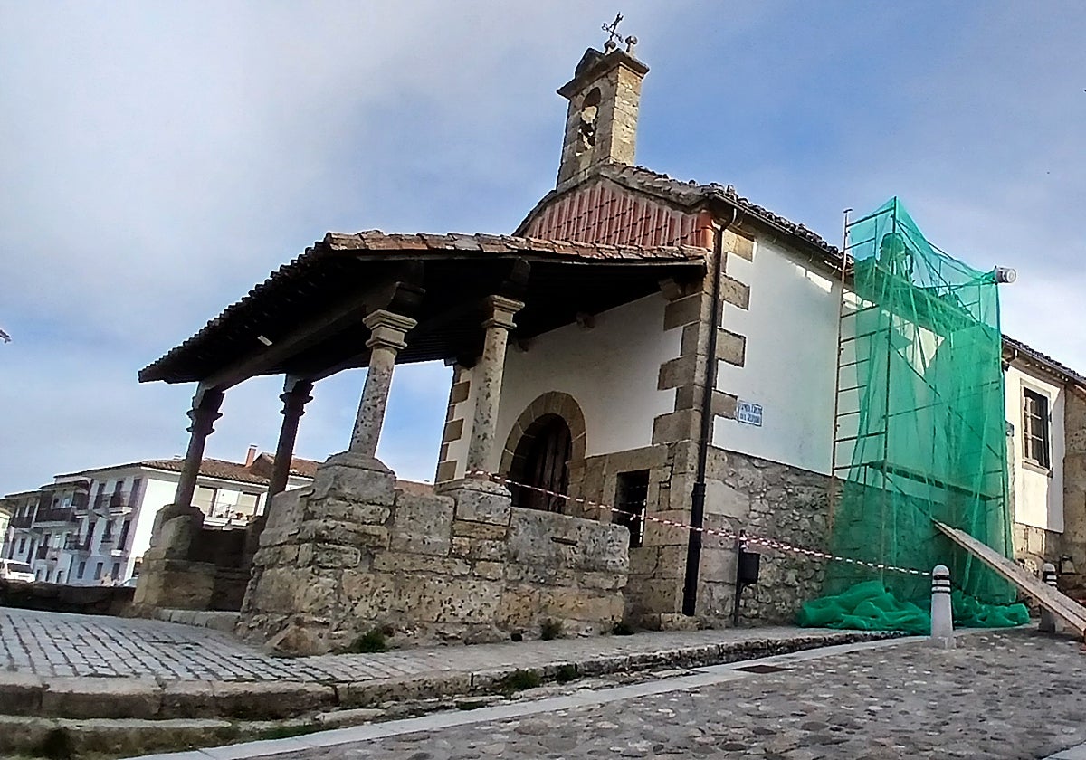 Imagen de la ermita de Candelario con las obras realizadas en la cubierta del templo para prevenir goteras.