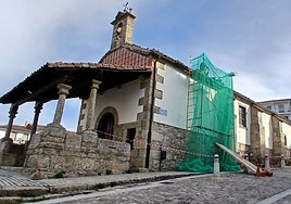 Imagen de la ermita de Candelario con las obras realizadas en la cubierta del templo para prevenir goteras.