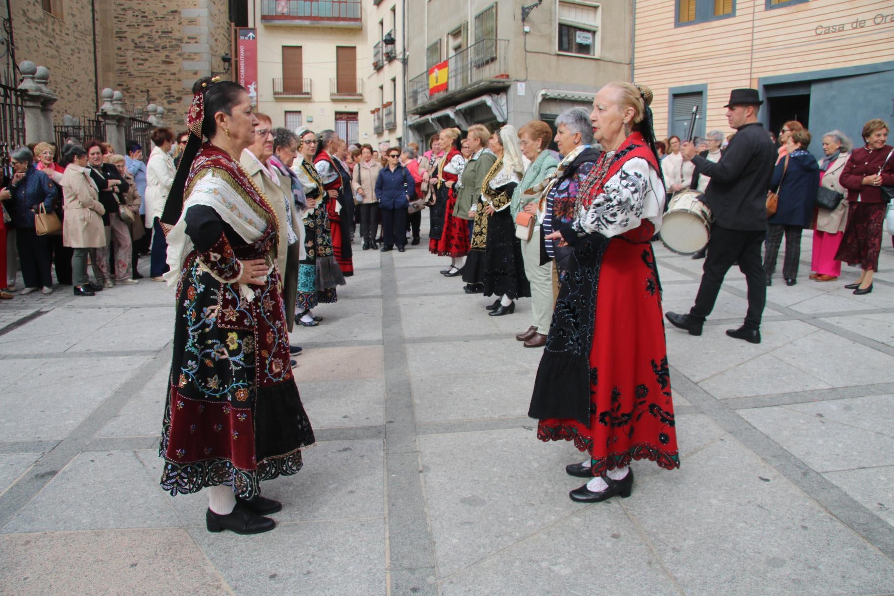 Alba celebra un día de fiesta en clave femenina