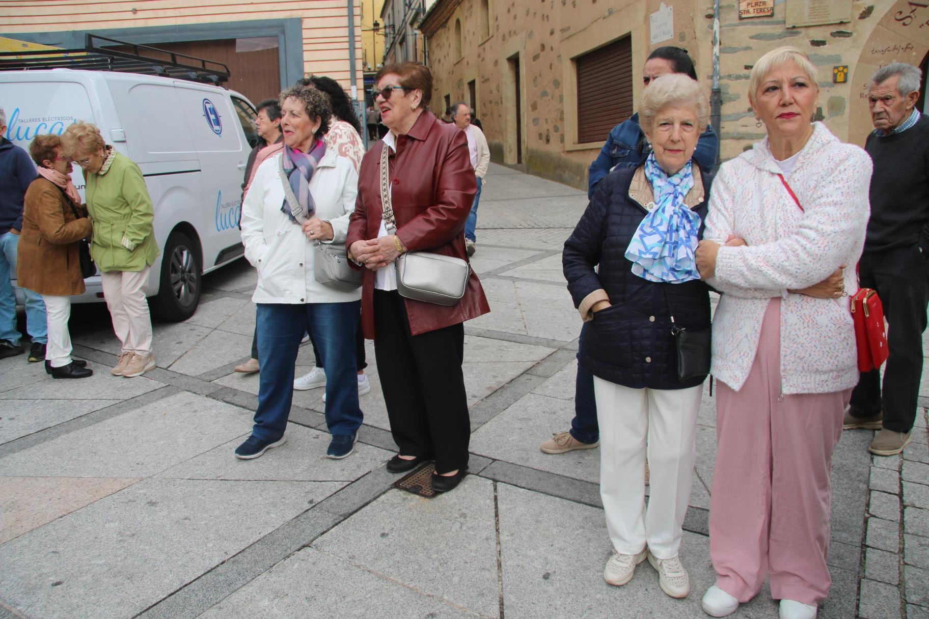 Alba celebra un día de fiesta en clave femenina