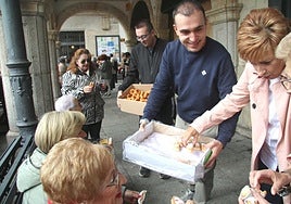 EL tradicional reparto de dulces, en la Plaza Mayor