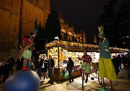 Pasacalles del mercado navideño del año pasado en el Parque de Navidad del entorno de la Catedral.