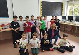 Los pequeños alumnos del Carmen Martín Gaite junto a la edil Juani Rubio.