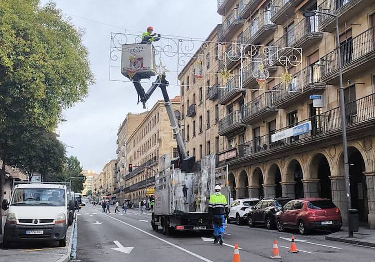 Los técnicos instalan las luces de Navidad en la Gran Vía.