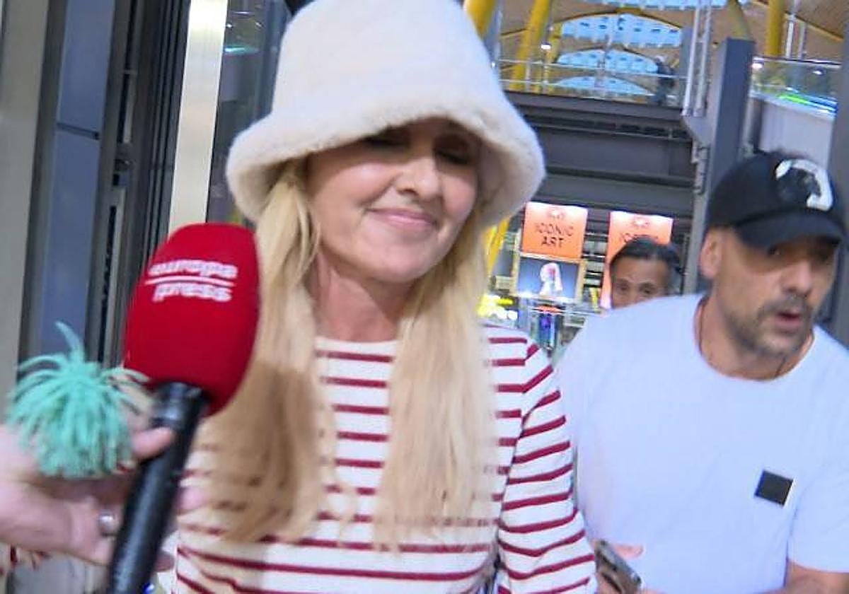 Cayetana Guillén Cuervo, ante el micrófono de Europa Press, a su llegada a Barajas.