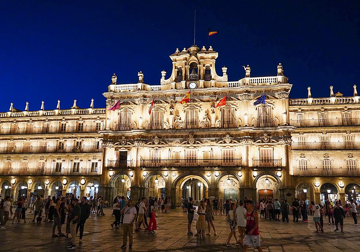 Panorámica de la Plaza Mayor de noche.